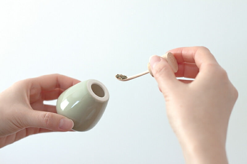 【ttyokzk ceramic design タツヤオカザキ セラミック デザイン】スパイスケース(調味料入れ) - スウィング(木さじバージョン)