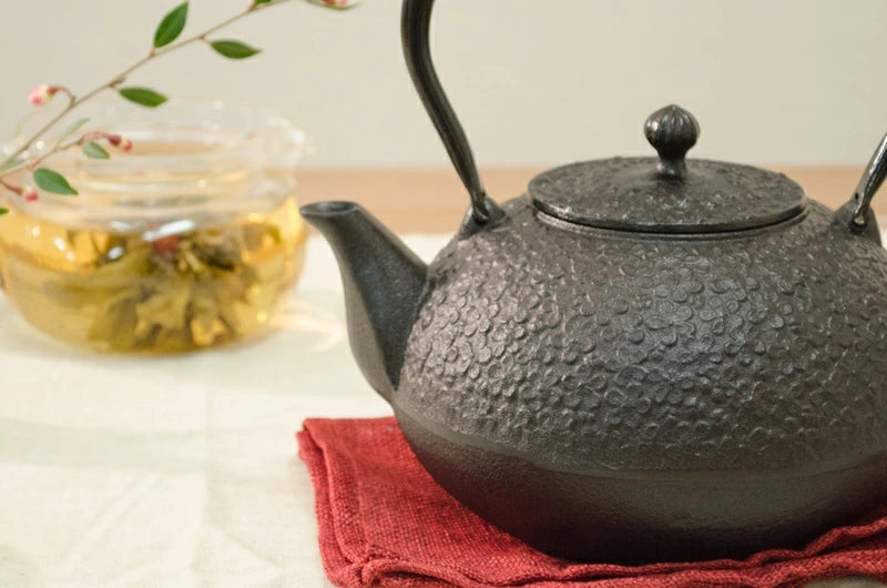 【及富】南部鉄器 鉄瓶 梅丸子(梅の花模様) 1.2リットル