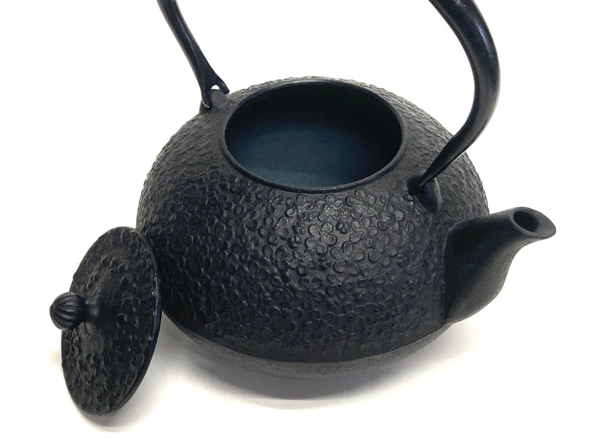 【及富】南部鉄器 鉄瓶 梅丸子(梅の花模様) 1.2リットル