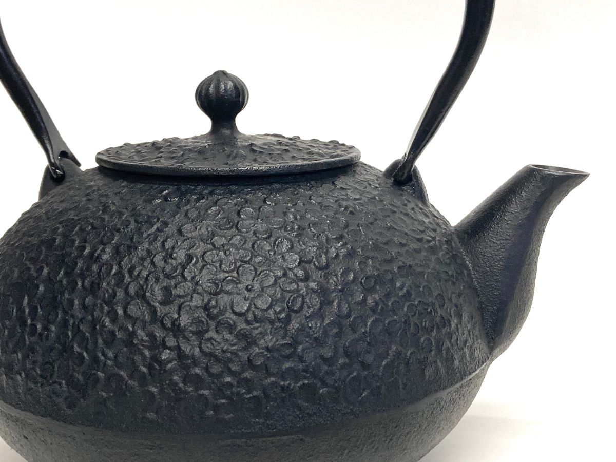 【及富】南部鉄器 鉄瓶 梅丸子(梅の花模様) 1.2リットル