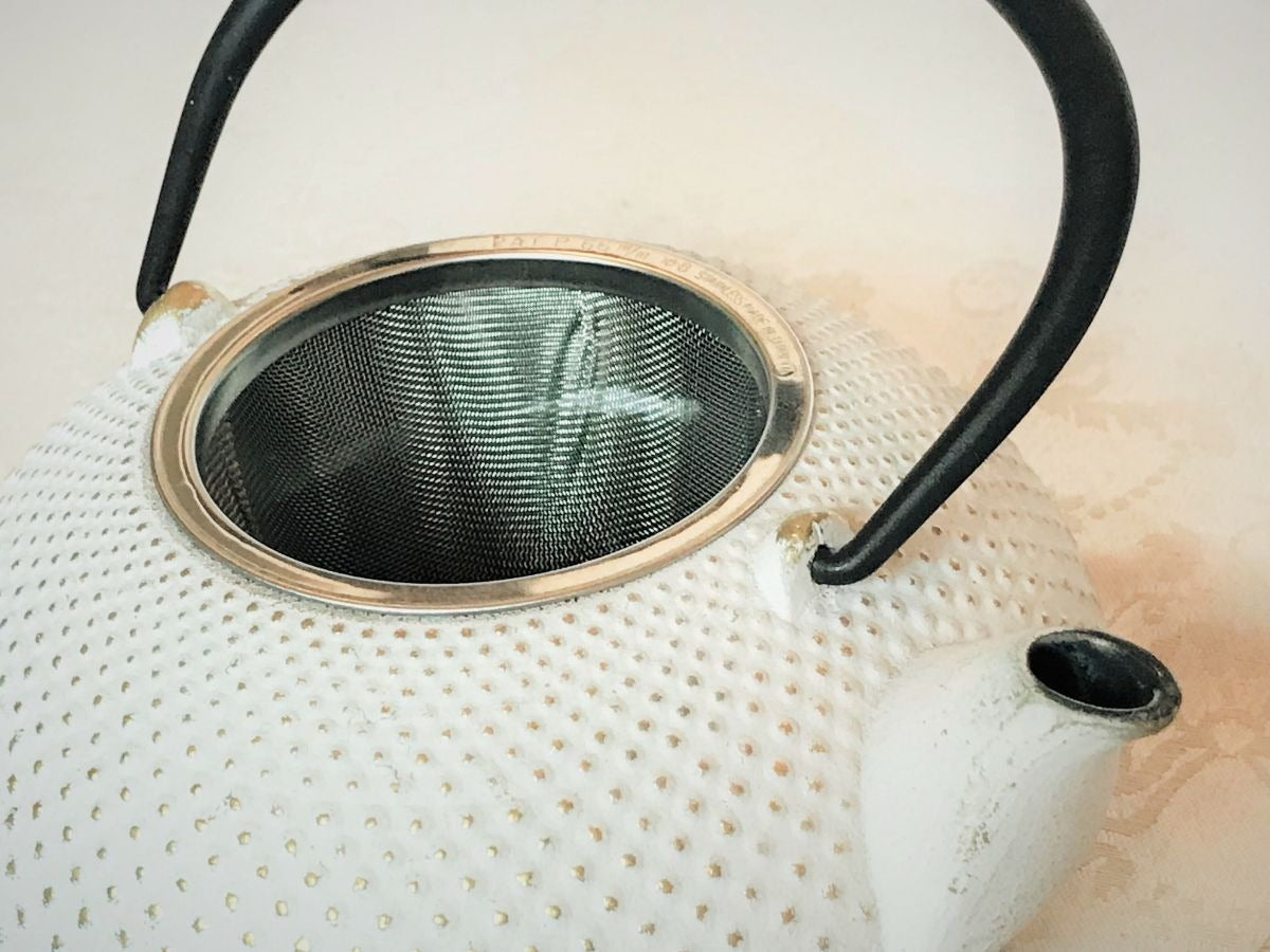 【及富】南部鉄器 急須 令和アラレ鍋敷きセット 茶こし付き 0.5リットル