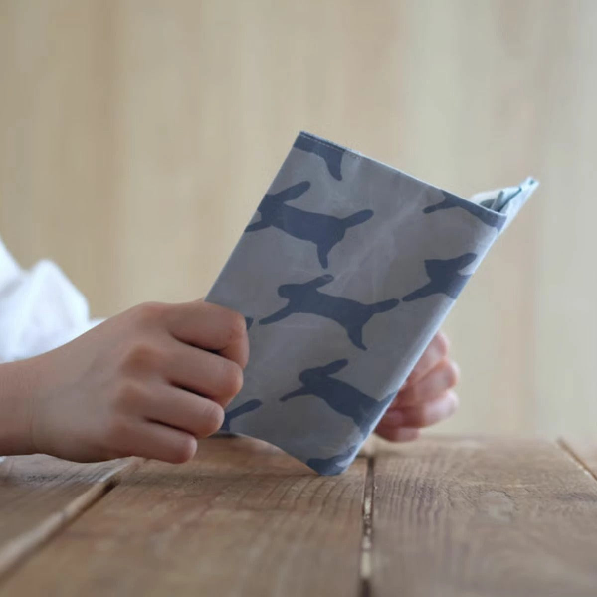 【SIWA 紙和】ブックカバー 文庫サイズ run run run 全2色 mina perhonen コラボ